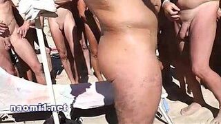 Наоми с большим хуем сосет на общественном пляже - порно видео