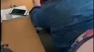 Он трахает свою секретаршу в офисе - порно видео