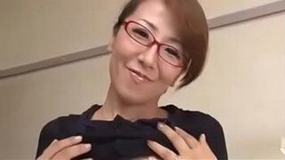 Грудастая японская мамаша и молодые парни - порно видео