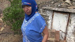Горячая алжирская милфа занимается сексом на улице с большим членом пасынка - порно видео